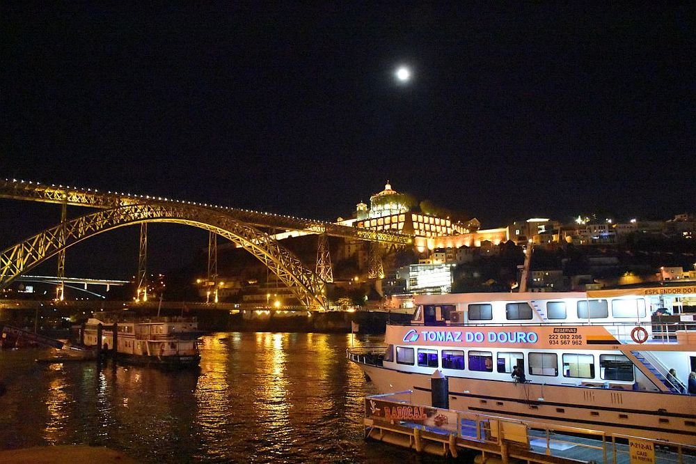 porto and moon rising