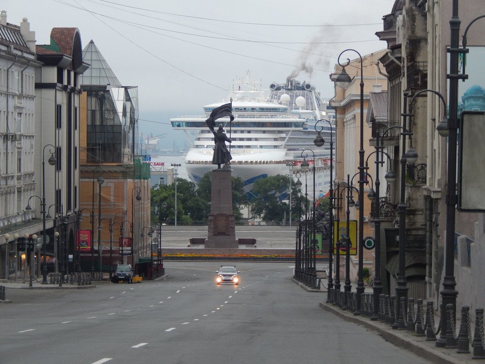 Вид на океанский лайнер.