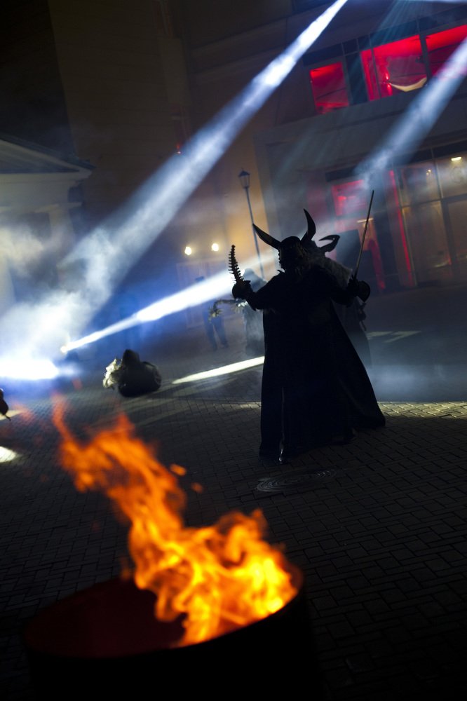 Ночь пожирателей рекламы. Открытие