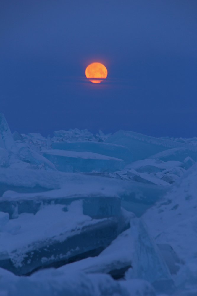 Лед под красным фонарем