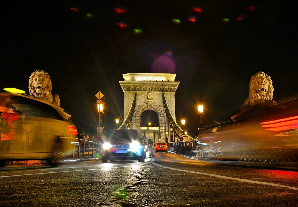 Цепной мост. Вечный трафик движения... Ночь