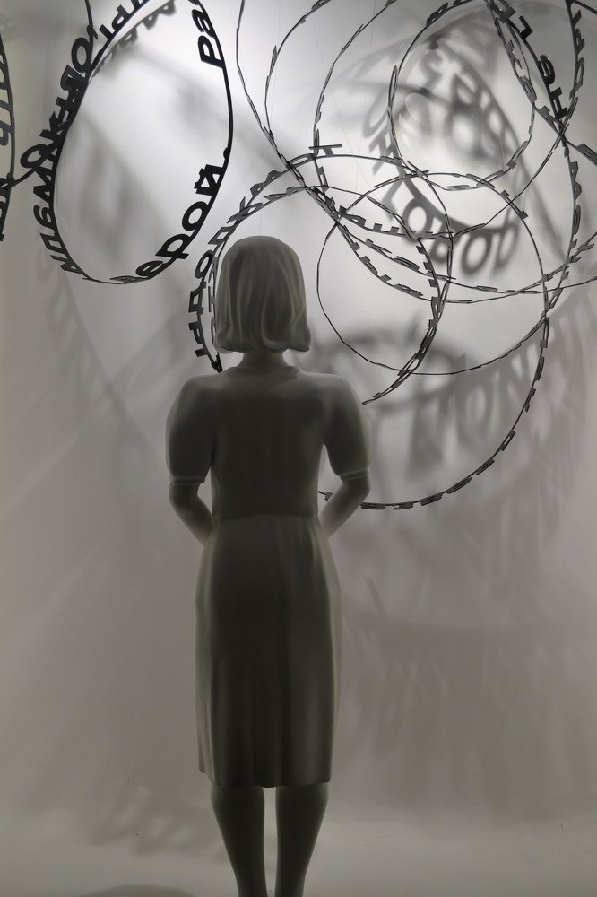 Девушка и буквы