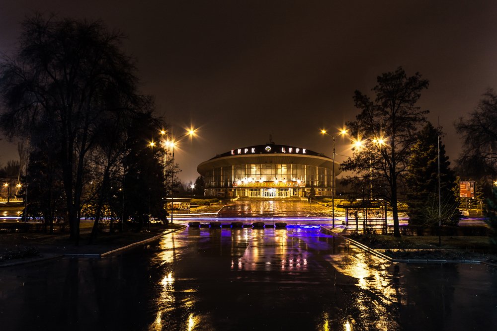 Осень на пустых улицах города.