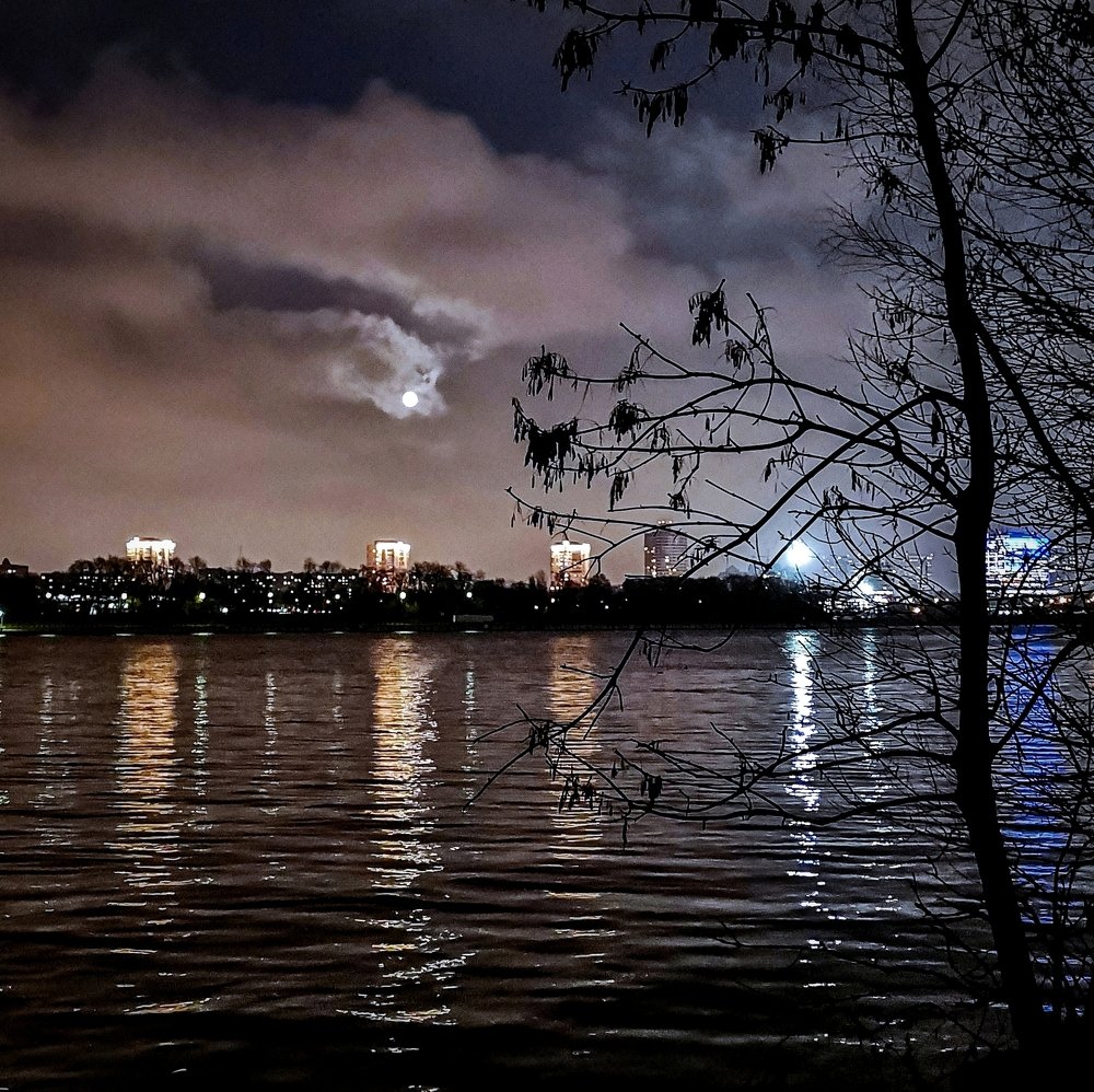 А сейчас над водохранилищем чуть не слопали луну...