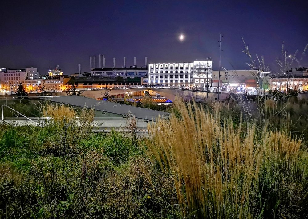 Луна над парящим мостом...