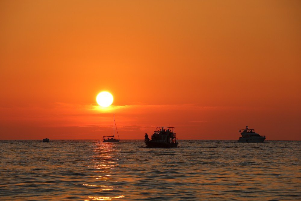 Корабли уходят на закат