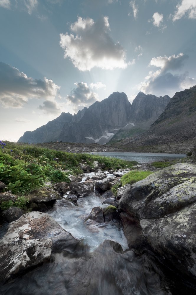 В лучах спрятавшегося солнца.