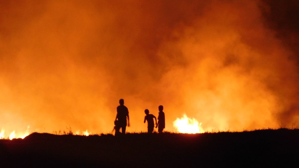 На фоне огня!