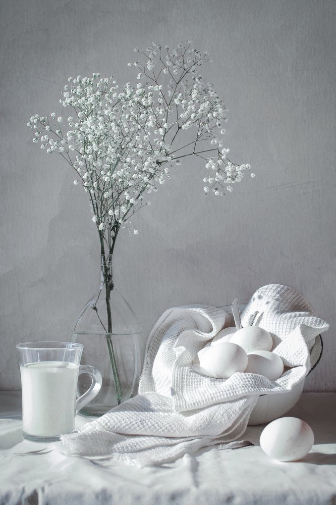 Натюрморт с яйцами и молоком