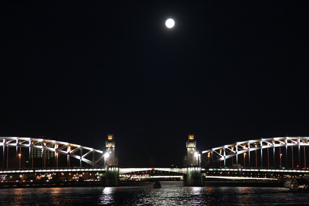 Белые ночи Санкт-Петербурга. Одна из фотографий с речной ночной прогулки.