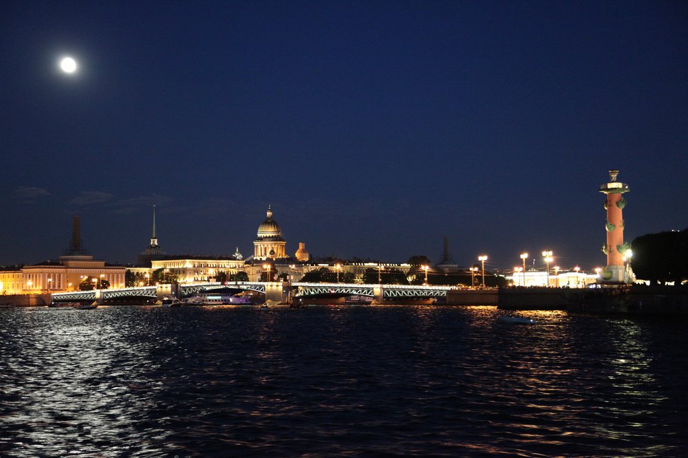 Белые ночи Санкт-Петербурга. Одна из фотографий с речной ночной прогулки.