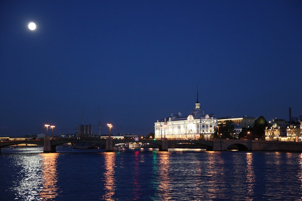 Белые ночи Санкт-Петербурга. Одна из фотографий с речной ночной прогулки.