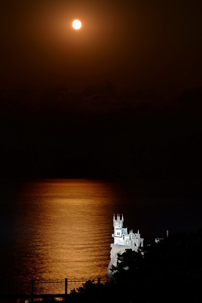 У Ласточкиного гнезда