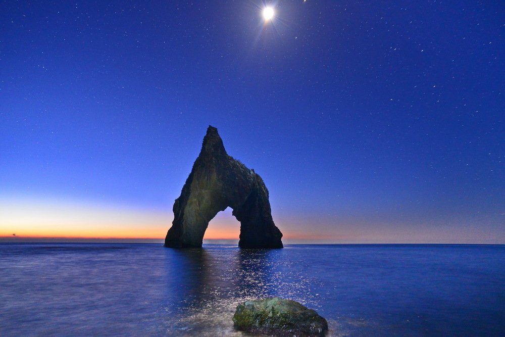 Луна у Золотых ворот