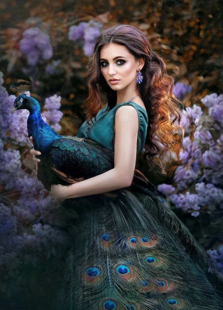 Девушка с павлином