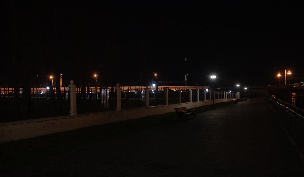 На городской набережной