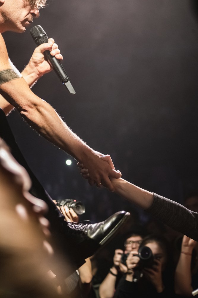 Лева Би2 и рука фанатки