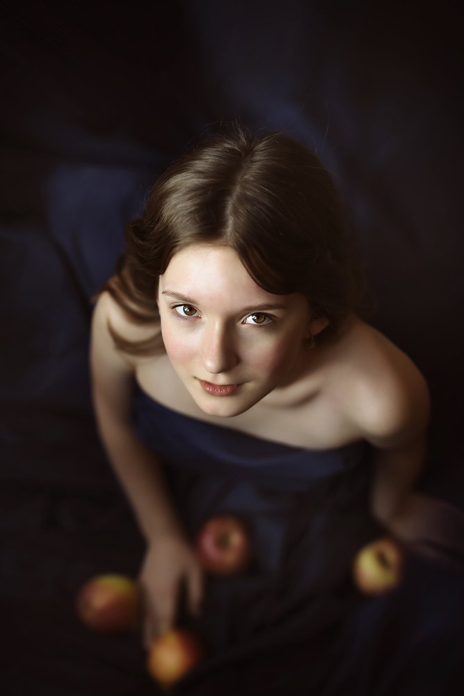 Девочка с яблоками.