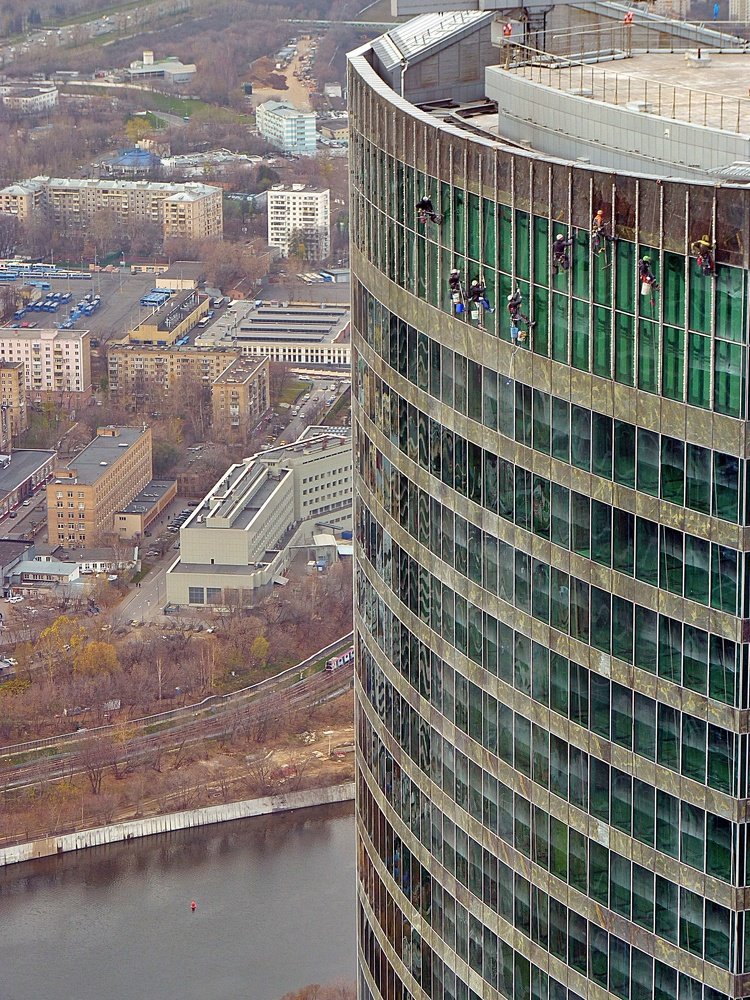 на высоте (at a height)