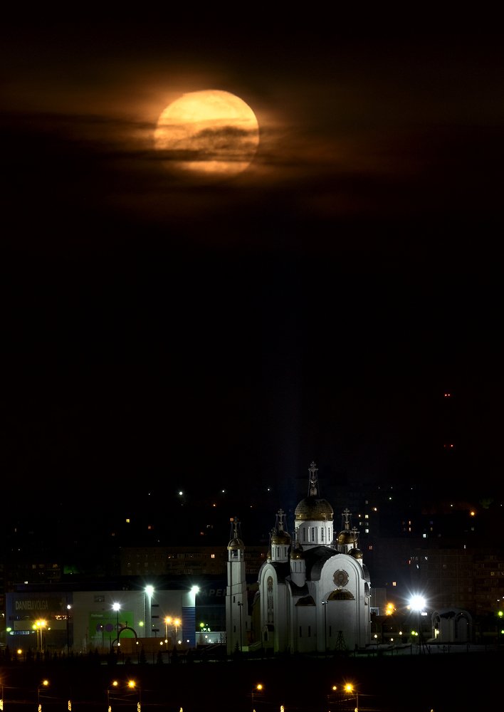 Луна над городом