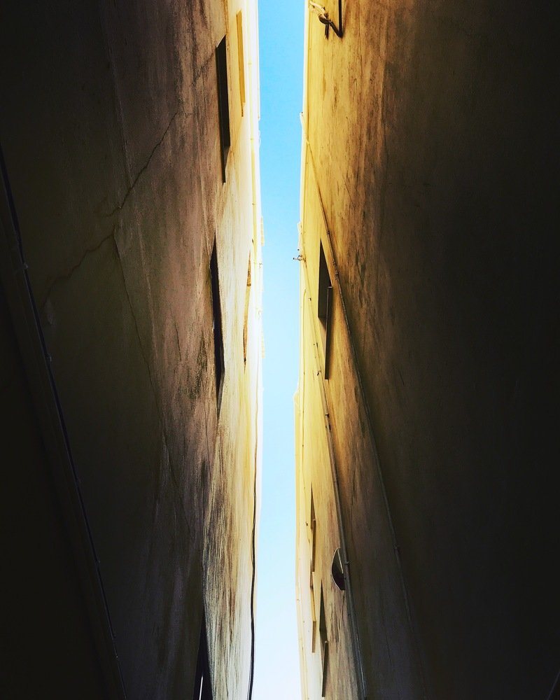 Много не надо, лишь кусочек синего неба над головой.