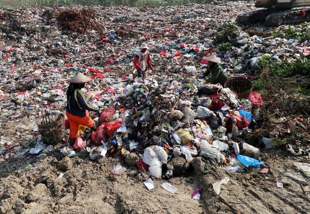 Diantara Sampah Plastik