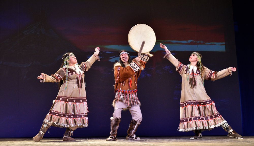 Под звуки бубна.