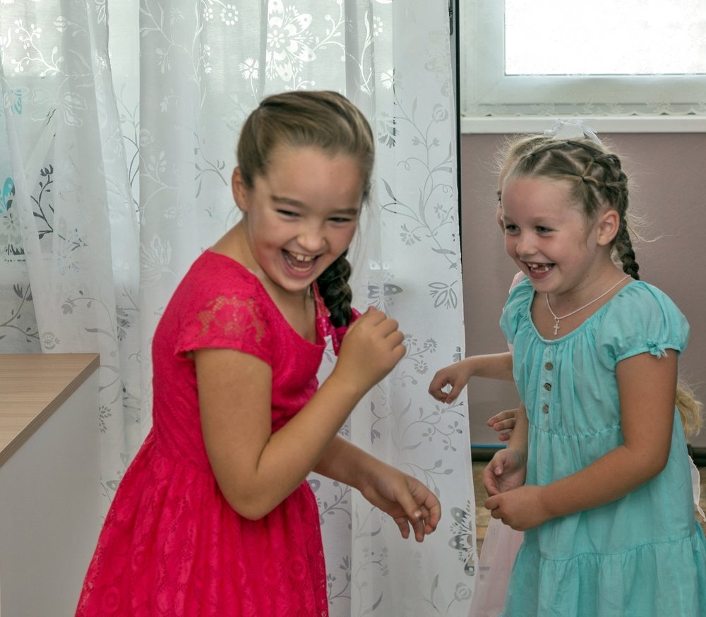 Девчушки-хохотушки