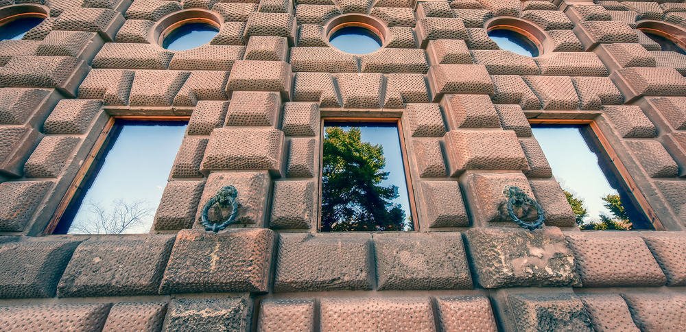 Photograph by Aram Rustayi