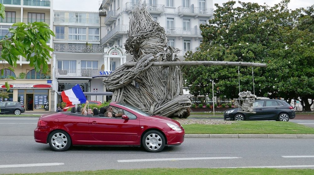The fans and the magic flute player