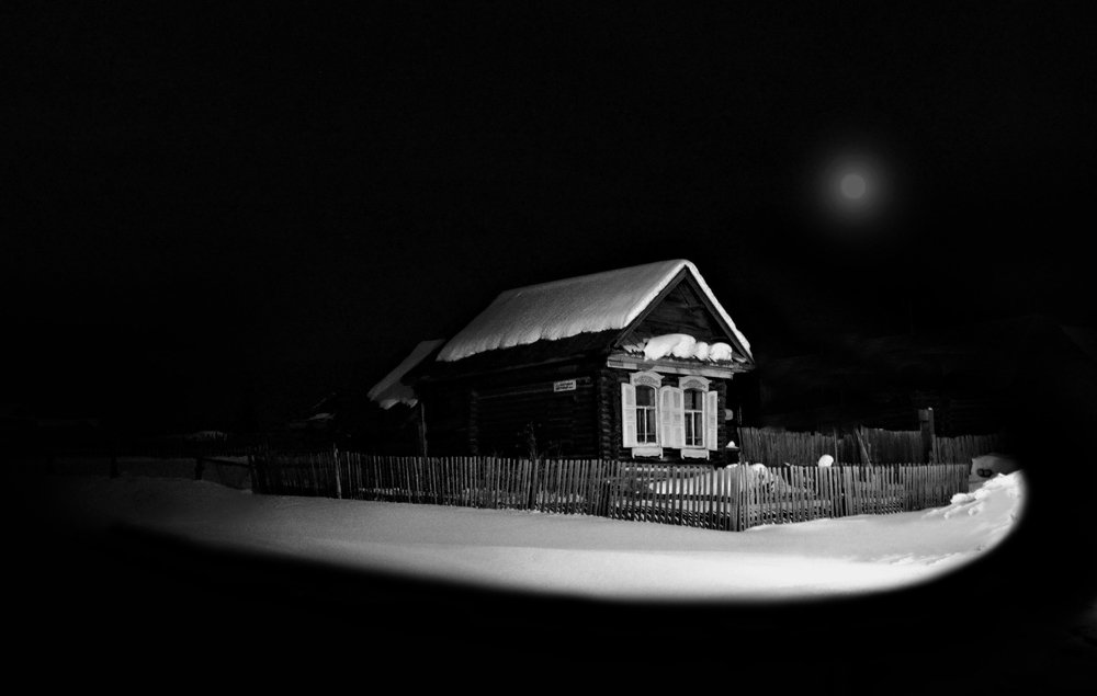 Лунная ночь в русской деревне.