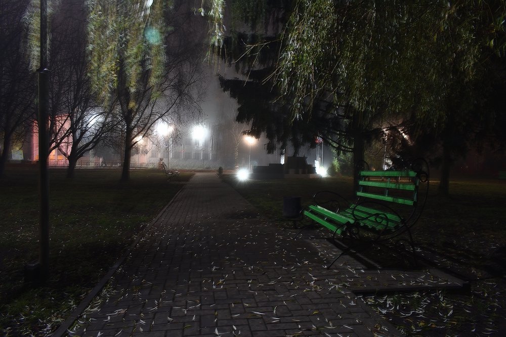 Прямые аллеи, скамьи на углах