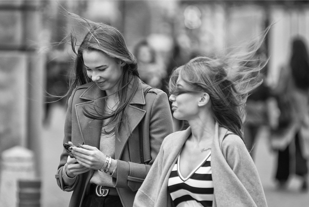 Девушки и ветер