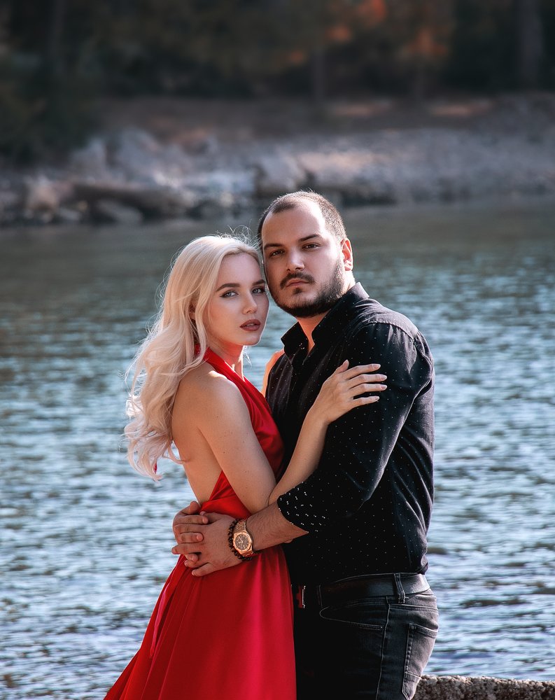 Влюбленная пара у берега моря