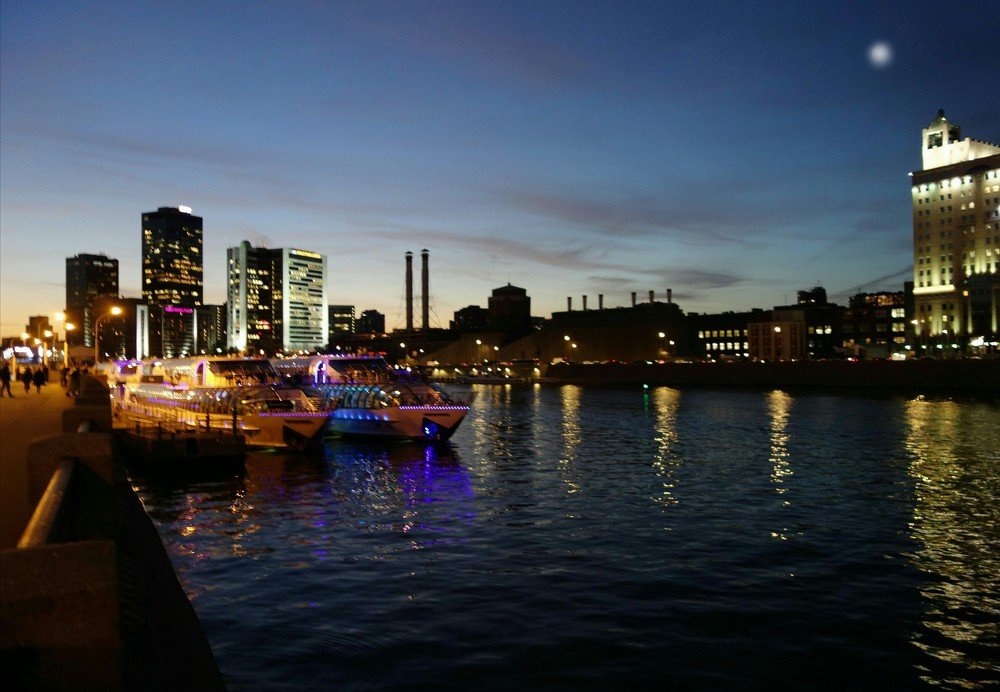 Городской пейзаж с луной.