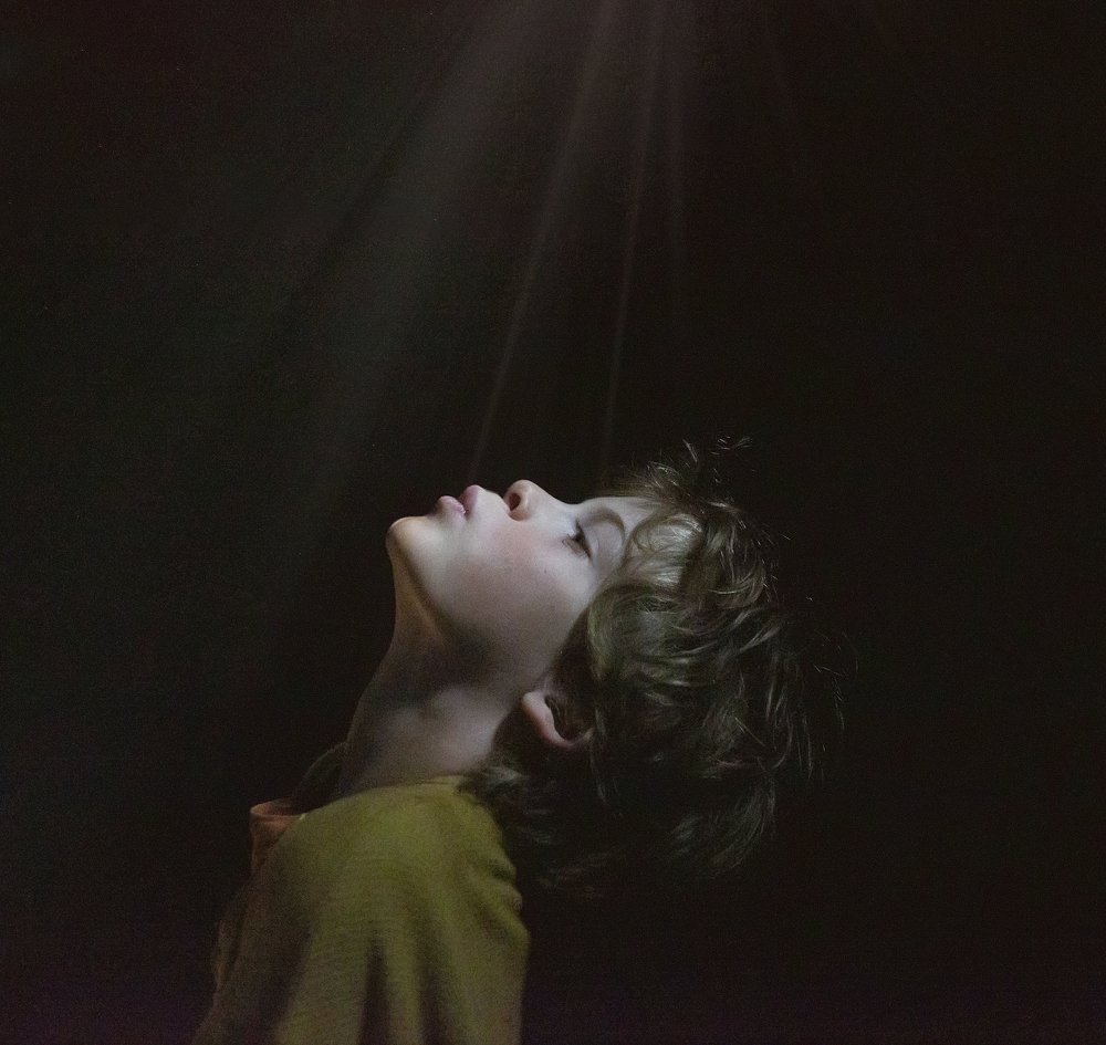 Lorenzo with light and dust