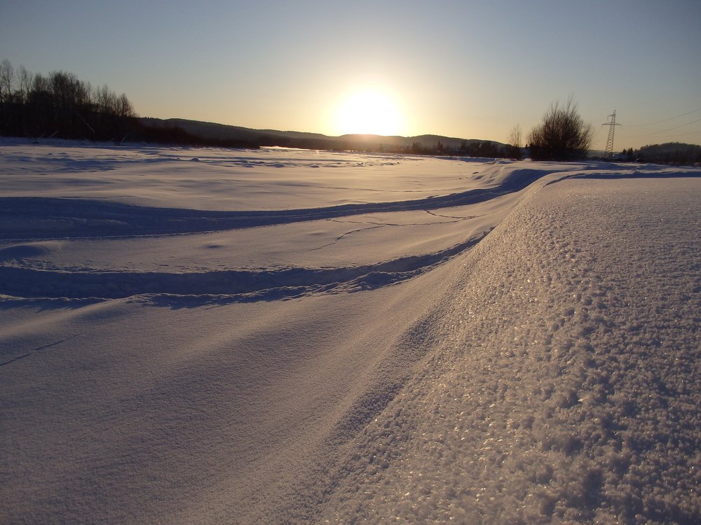 Берег реки Томи под зимним солнцем