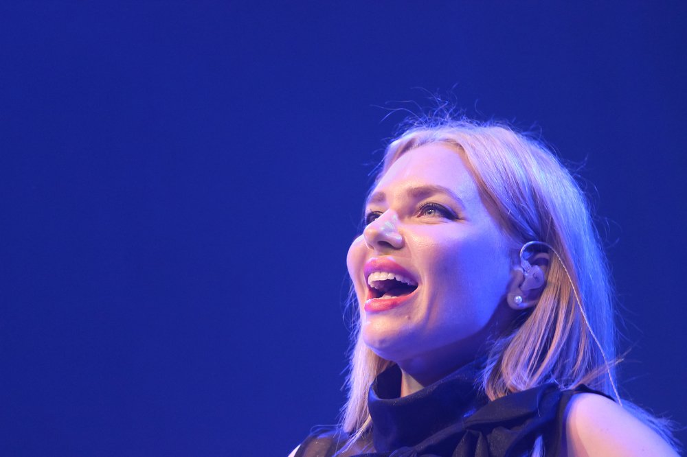 Выступление на сцене.