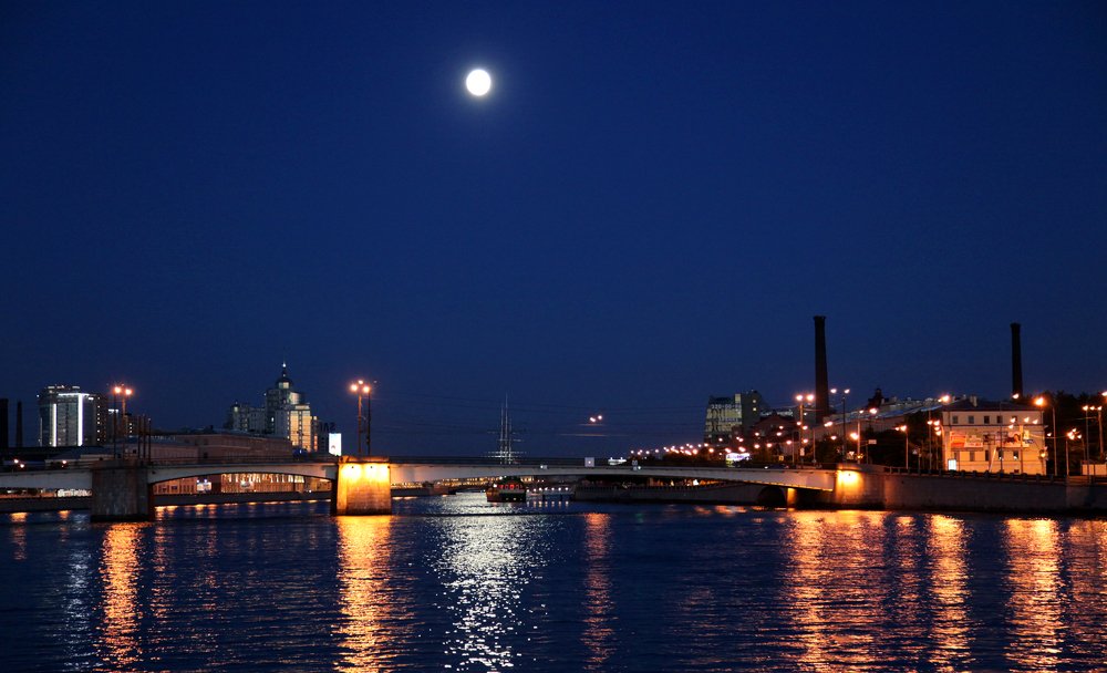 Белые ночи Санкт-Петербурга. Одна из фотографий с речной ночной прогулки.