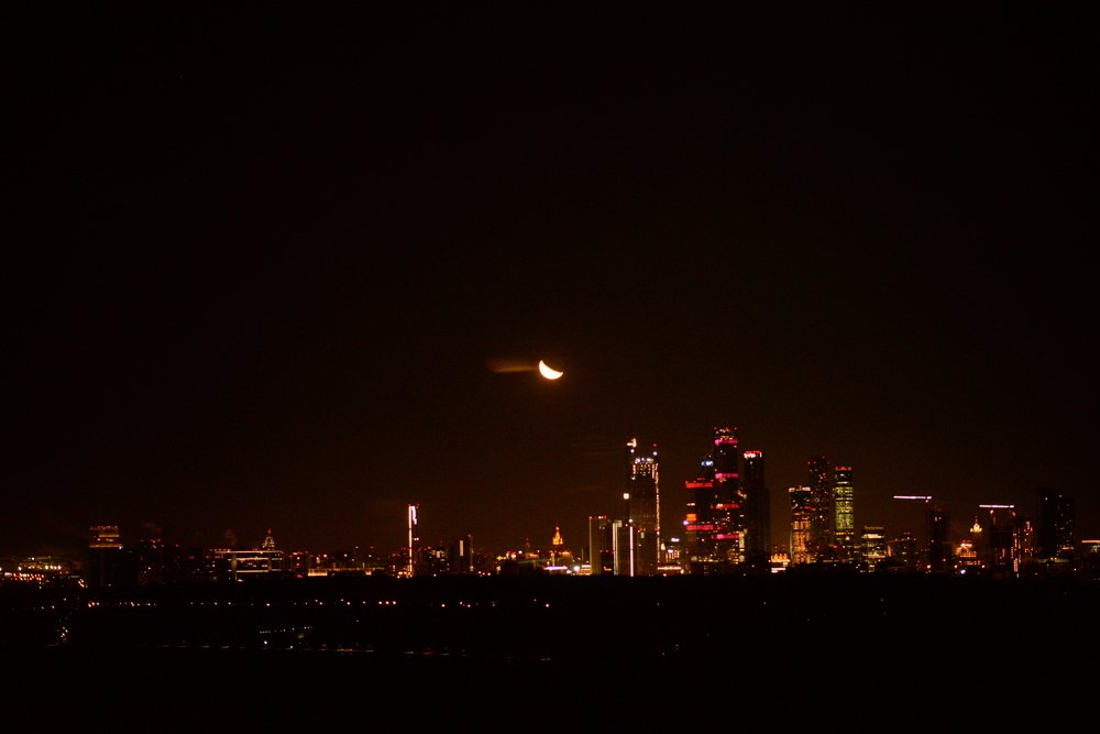 Луна. Ночь. Москва