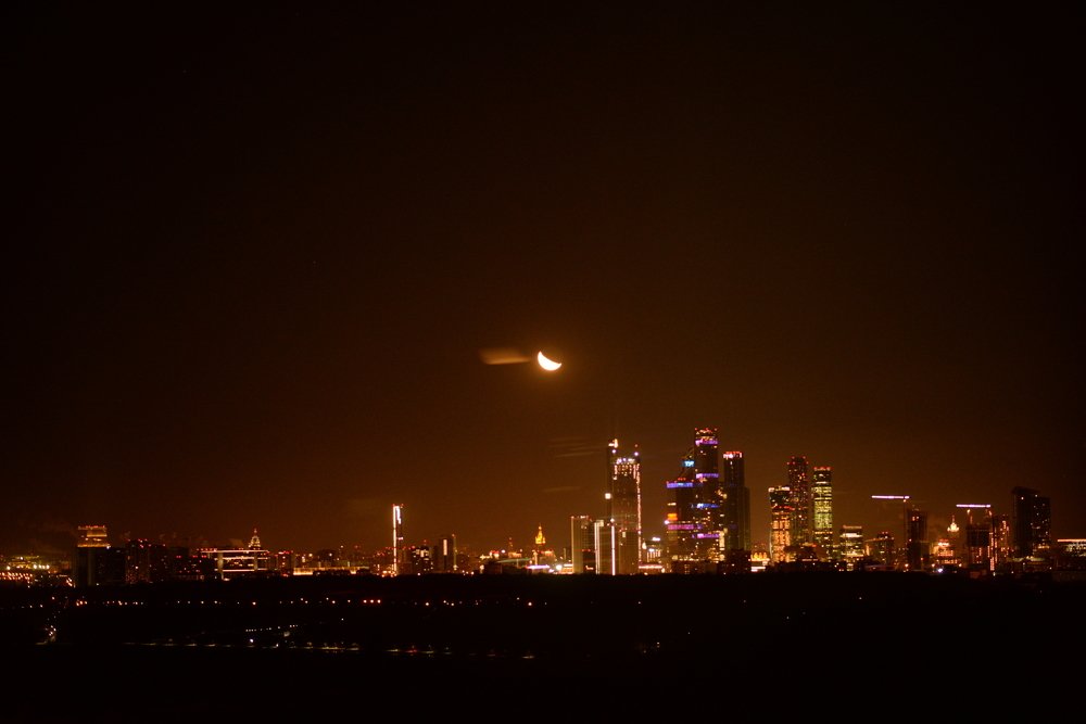 Ночь. Москва. Луна