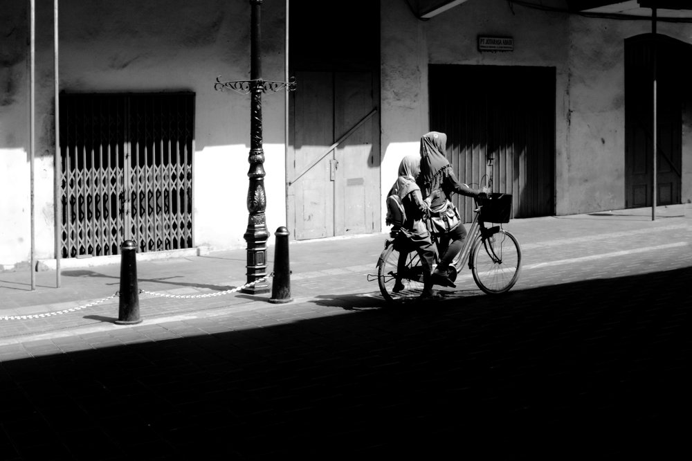 Cycling by the light lane
