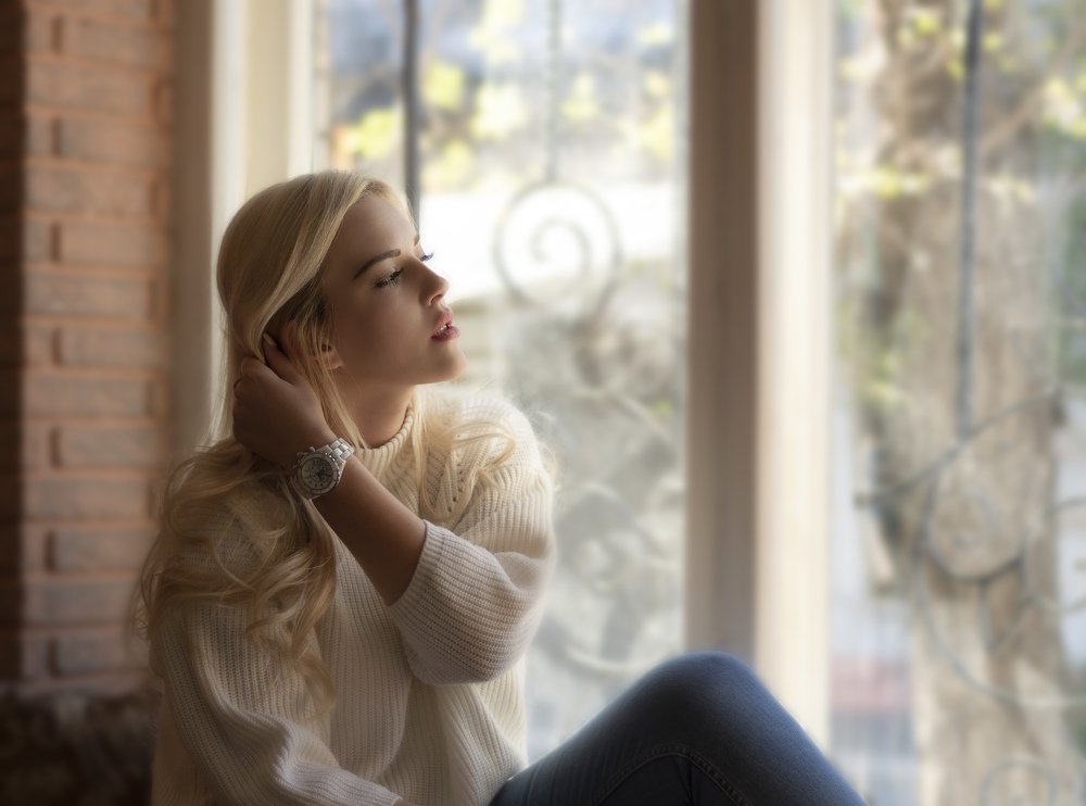 Девушка у окна