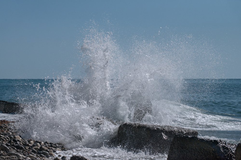 Веер брызг соленой воды