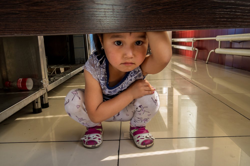 Девочка под прилавком