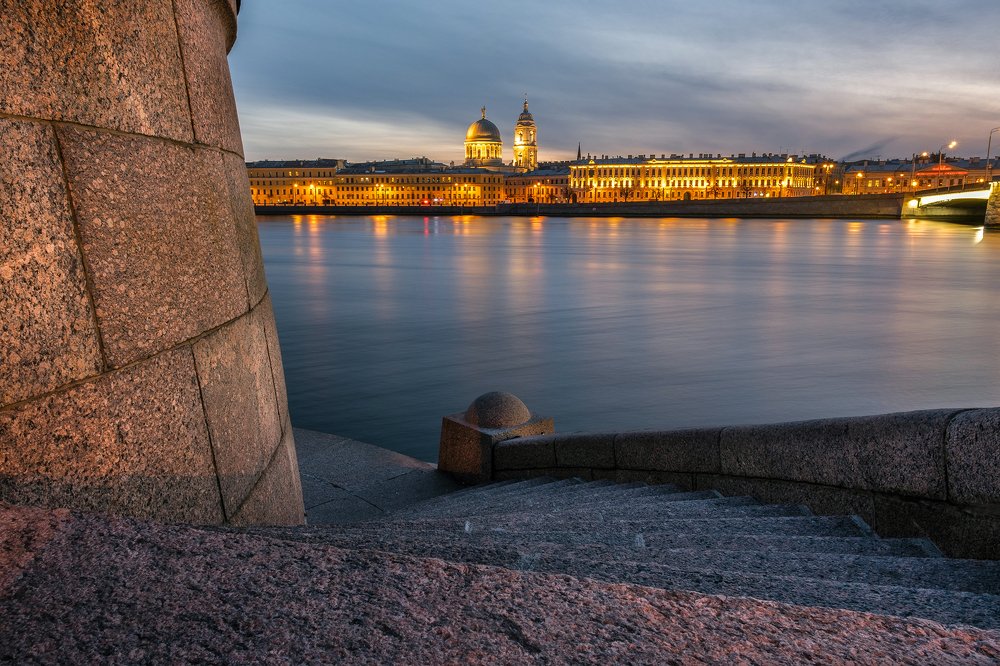 Пустая набережная Малой Невы