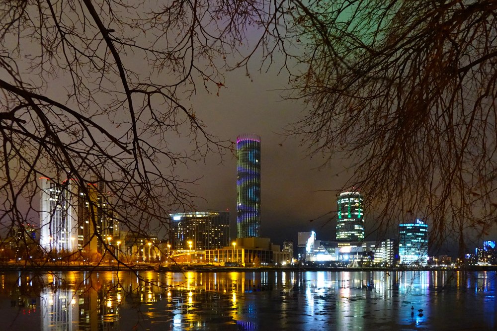 На пруду искрится лёд…