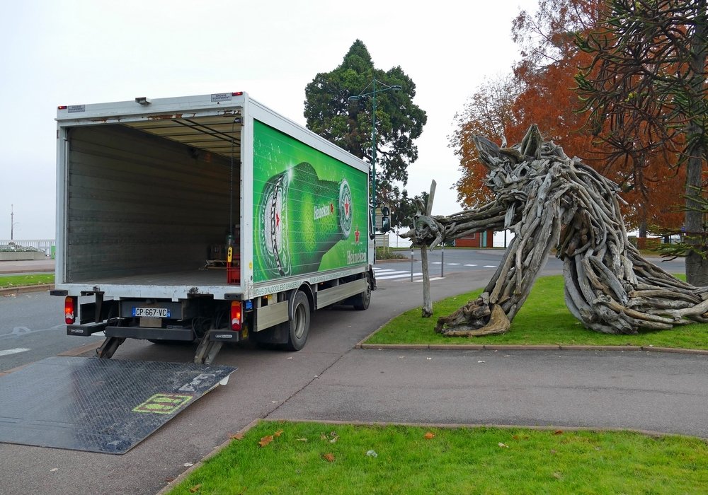 Nobody in the streets, It's thirsty ...