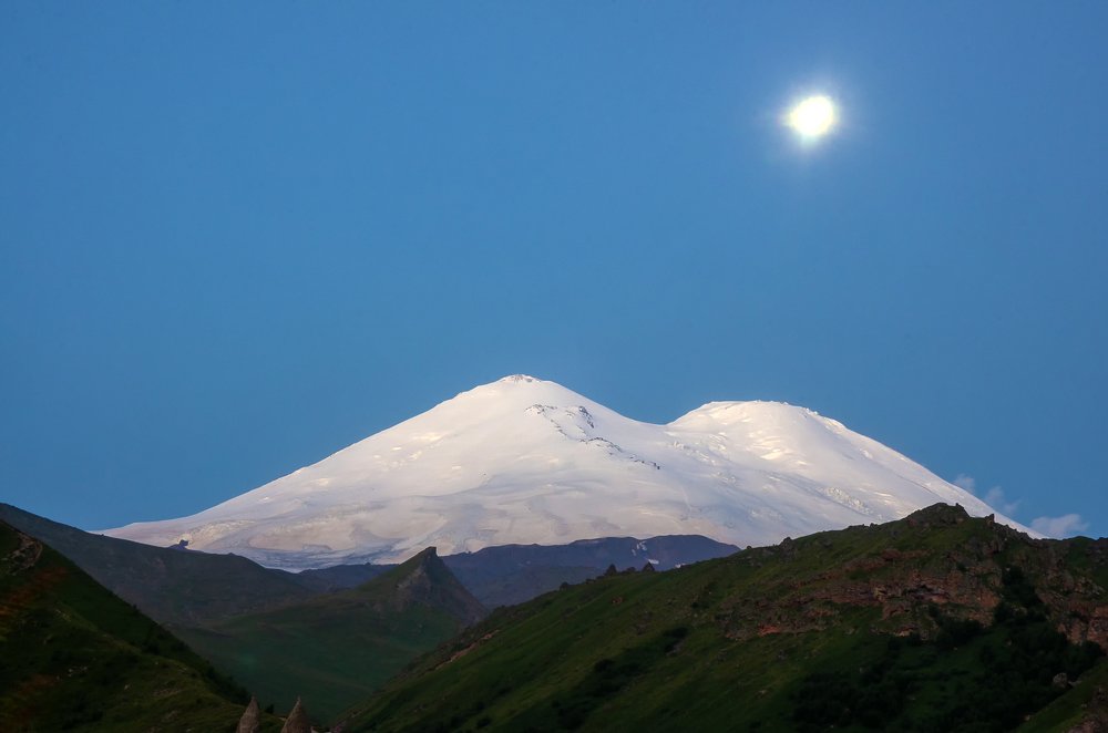 Луна над Эльбрусом.