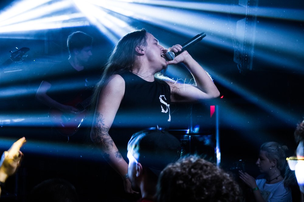 В лучах софитов